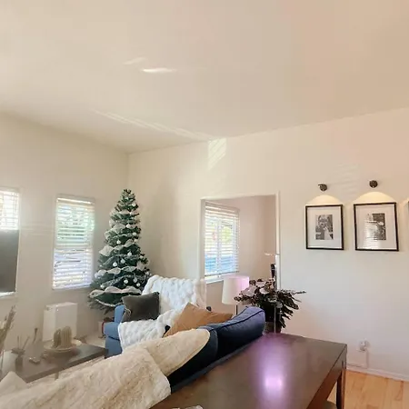 Coastal Comfort Homestay In West Los Angeles Exterior photo